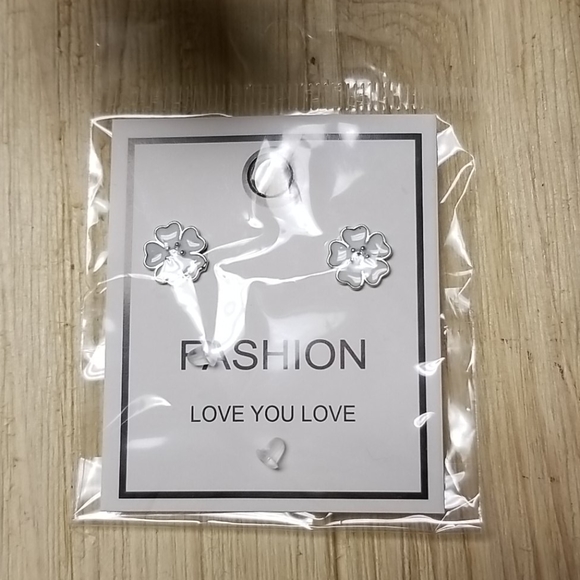 Cute and dainty Sterling Silver flower earrings - Picture 5 of 6